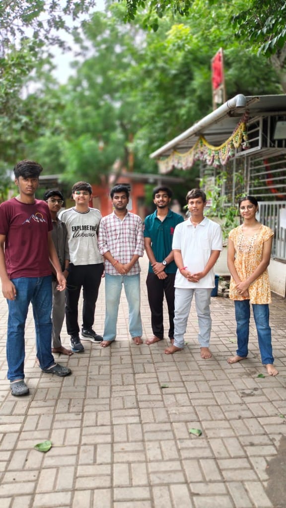Volunteers at Shree Rudhreshwar Mahadev & Rudra Hanuman Temple during religious seva